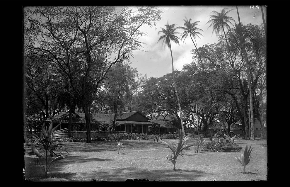 an old black and white photograph of hawaii